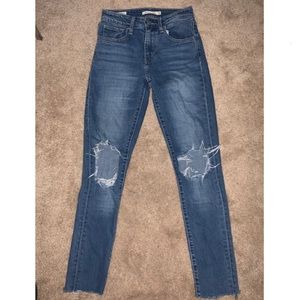 *SOLD* 721 High Rise Skinny Levi’s Jeans Size 24